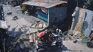 video No mohla si z tej motorky zliezť, alebo mužov požiadať o pomoc