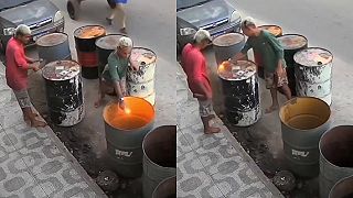 Raketoví inžinieri Pedro a Pablo skúšajú, či bola v sudoch horľavina