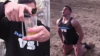 Šňupol si trochu obranného spreju, Darwin by ho určite pochválil!