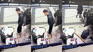 video Sa trošku nudil, tak dal ruky do vreciek a začal balansovať