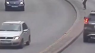 video S mobilom v ruke sa vybrala cez rušnú cestu (Rusko)