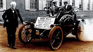 Thomas Edison vedle svého elektrického automobilu.