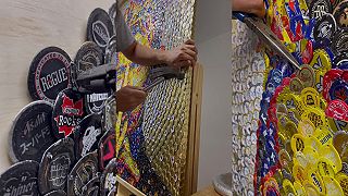 video Jeffrey zbieral 18 rokov korunkové uzávery z fliaš, teraz z nich robí mozaiky!