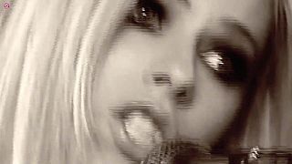 Avril Lavigne – Love Me or Leave Me