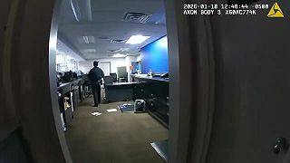 video Policajti v New Yorku riešili chlpatého „lupiča”, ktorý sa vlámal do banky