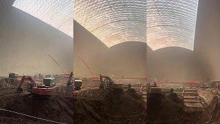 Obrovský balón naplněný vzduchem zakrývá staveniště
