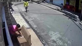 video Sedačku najprv poumývam vodou a nechám ju na slnku vysušiť!