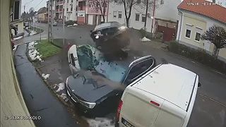 video Cestný pirát v Maďarsku stratil kontrolu nad autom, zdemoloval 3 vozidlá