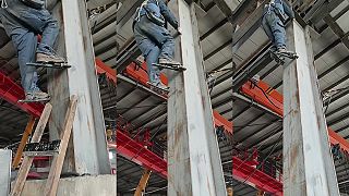 video Dám si na nohy hasáky a vyleziem po tom nosníku!