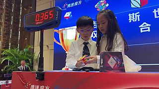 video Rubikova kocka vo dvojici pod 9 sekúnd?