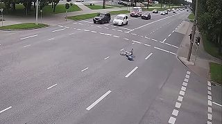 video Pomoc pre opilca na bicykli prišla rýchlo