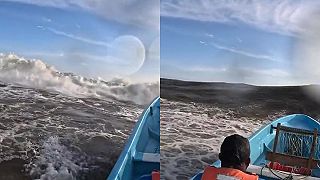 video Keď sa chceš dostať cez príboj, musíš mať dobrý čln, silný motor a skúsenosti!