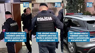 Matúša obvineného z vraždy rodičov a sestry odvádzajú po verdikte sudcu do väzby