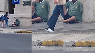 video Prosím pomôžte bezrukému žobrákovi!