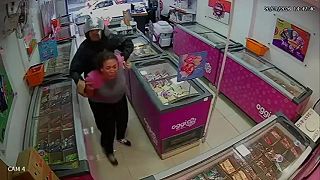 video Nevydarená lúpež v zmrzlinárni, darebáka si napokon podali ľudia na ulici!