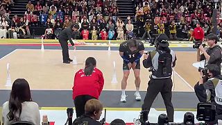 video Japonský volejbalista sa žene zdvorilo ospravedlnil