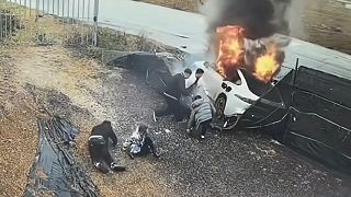 video Elektromobil začal po slabom náraze dymiť, vo vozidle takmer zhoreli tri osoby!