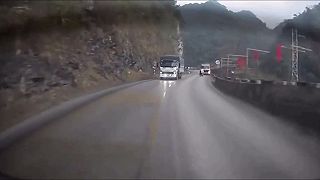 video Odrazu sa za ním vyrútil nákladiak, ktorému zlyhali brzdy