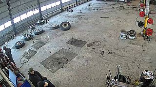 video Človeče žiješ? Ten výbuch pneumatiky ťa mohol aj zabiť!