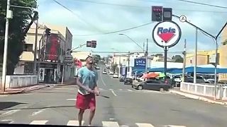 video Pouličný umelec baví ľudí na červenej s mačetami