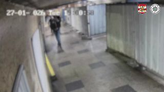 Policie ČR ukázala, proč je třeba sundat batoh v davu
