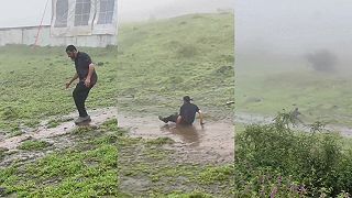 video My sa nesánkujeme, ale šmýkame po zadku