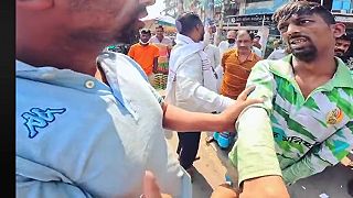 video Muž prichytil vreckára priamo pri čine, žene ukradol mobil (Bangladéš)