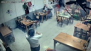 video Malý šinter zapálil v interiéri ohňostroj