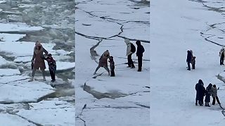 video V Petrohrade vzali „rodičia roka“ svojho syna na prechádzku po popraskanom ľade