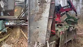 Prevrátený stroj a vážna nehoda v lese