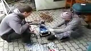 Ľuboš opravuje traktor lakatoš LKT