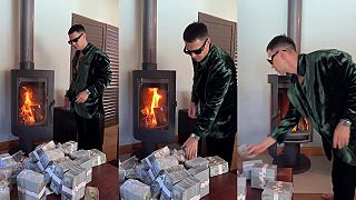 Spaľovanie amerických dolárov v Rusku