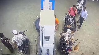 video Zákerného pablba so zapaľovačom na benzínke dobehla KARMA