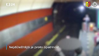 V pražském metru cestující stále častěji zachraňují lidi pomocí tlačítka NZV.