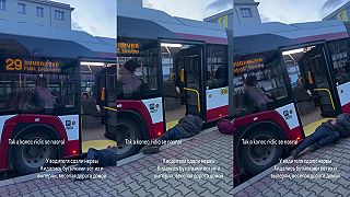 video V Plzni vodič mestského autobusu násilím vyhodil dvoch extrémne opitých mužov