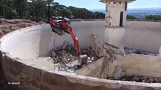 video A ako sa s tým bagrom dostaneš tam dole? Sleduj!