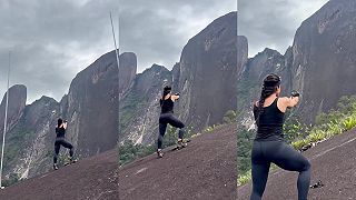 video Okrídlený muž vo wingsuite preletel okolo nich rýchlosťou 210 km/h