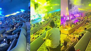 video Nočný klub v Číne posúva koncerty na inú úroveň, ľudia ležia na posteliach