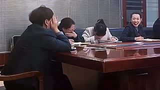 video Sa nesmejte, mala som ťažký večer!