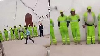 video Šéf nakázal, že si máme všetci obliecť pracovné odevy!