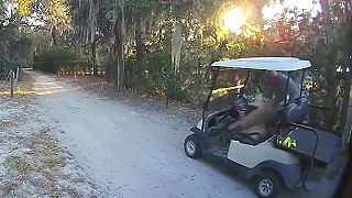 video Pán Alzheimer by už na tom elektrickom golfovom autíčku nemal jazdiť