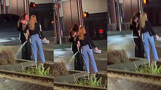 video Dobre vidím, tá slečna tam polieva kvety?