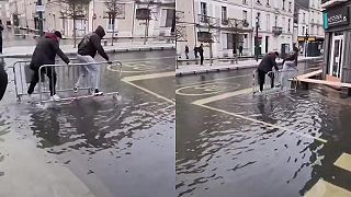 video Dvaja géniovia na zaplavenej ceste