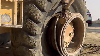 video Celý proces opravy prerazenej pneumatiky nakladača