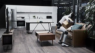 video Robot Figure One upratuje stôl v obývačke