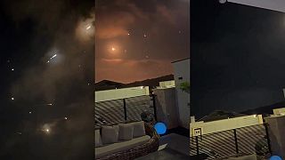 video Moment, keď Hizballáh odpálil na severný Izrael približne 100 rakiet