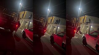 video Mexická polícia sa so zlodejmi nebabre, tohto potrebovali dostať zo strechy