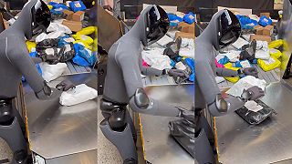 video Humanoidný robot Figure 03 otáča v triediacom centre balíky