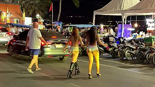 video Večerný život v uliciach thajského mesta Phatthajá, prehliadka dievčat 4K