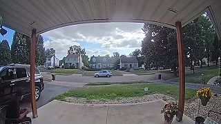 video Keď necháš v aute 6-ročného chlapca bez dozoru